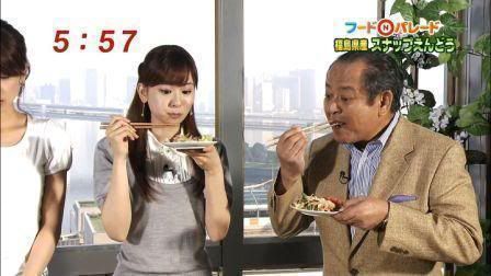 Otsuka Norikazu comiendo