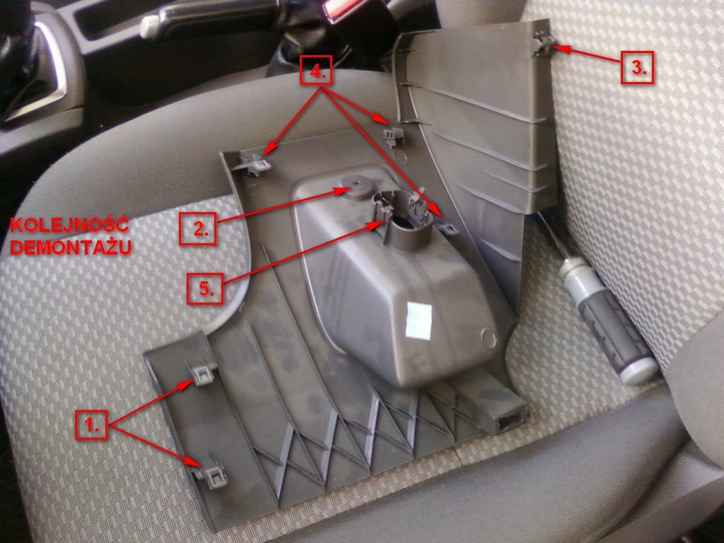 [Focus 20042008] Jak zdemontować panel pod kierownicą z