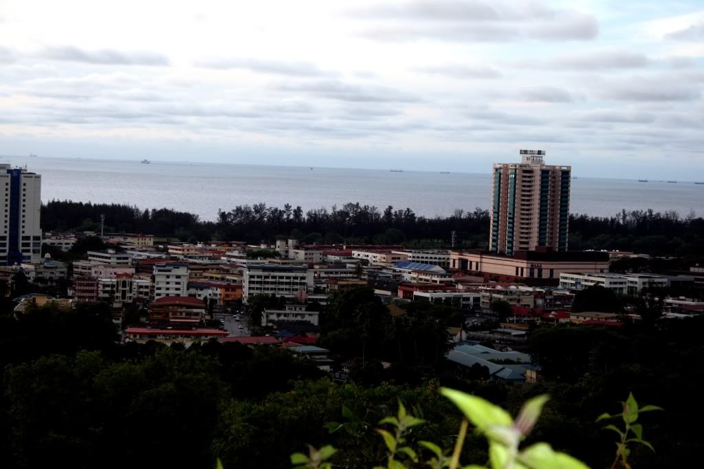 This is the view of the whole Miri city. Bangunan tinggi tu lah yg boleh kata paling tinggi di sini. At least tak panas apa tade bangunan tinggi melangit banyak.