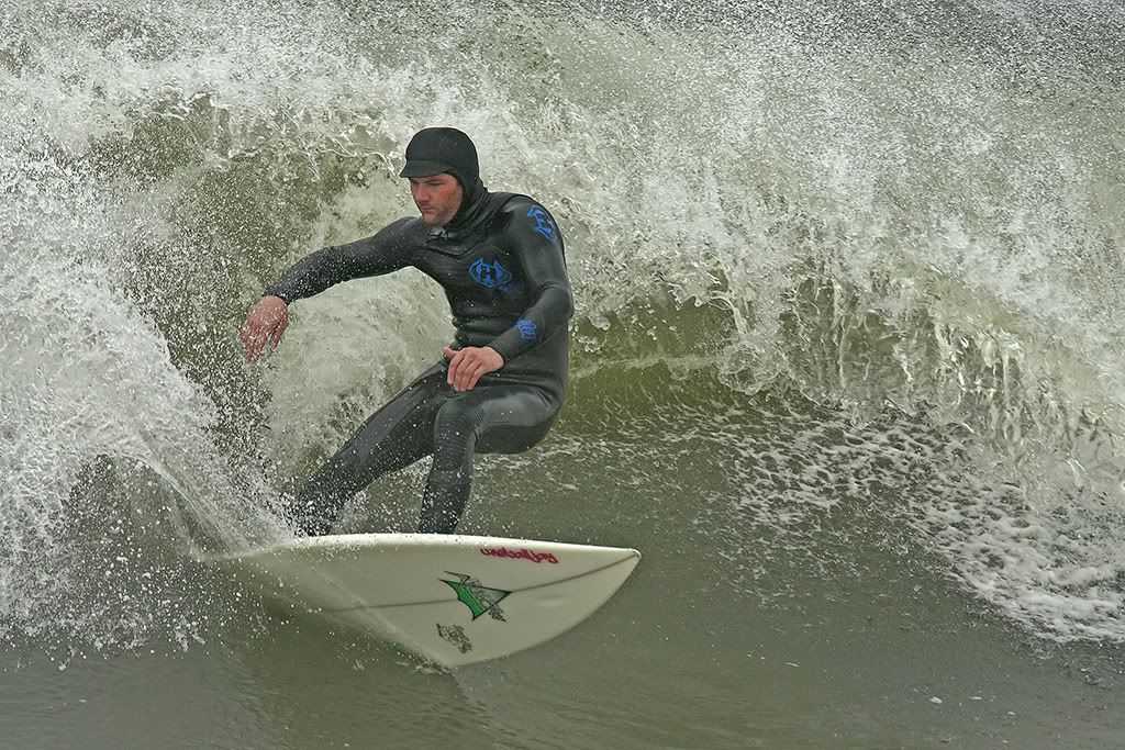 IMAGE: http://i7.photobucket.com/albums/y259/Bradklr/Oct09surfer2.jpg