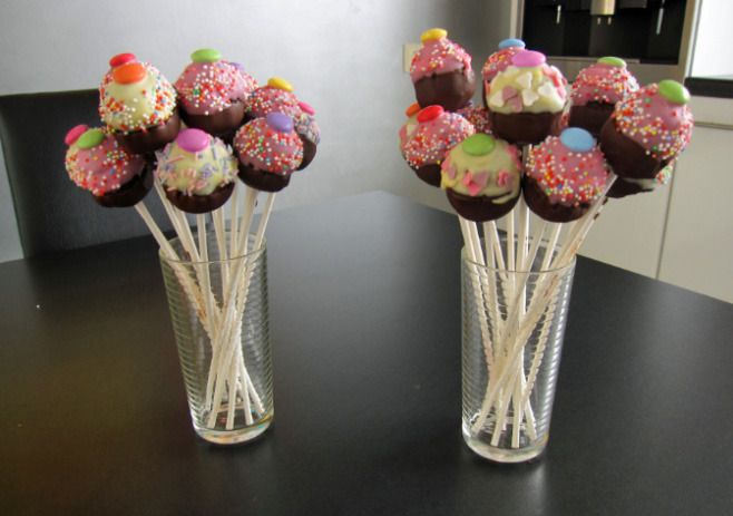 http://i7.photobucket.com/albums/y265/SugarSpider/cakepops4.jpg