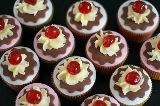 http://i7.photobucket.com/albums/y265/SugarSpider/cupcakekers1.jpg