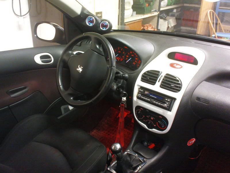 http://i7.photobucket.com/albums/y267/spraYcanE/Peugeot%20206/Interior/Instrumentpanel/DSC00288.jpg