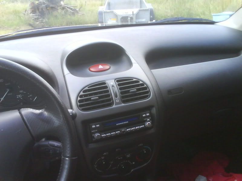 http://i7.photobucket.com/albums/y267/spraYcanE/Peugeot%20206/Interior/Instrumentpanel/DSC01132.jpg