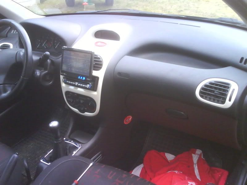 http://i7.photobucket.com/albums/y267/spraYcanE/Peugeot%20206/Interior/Instrumentpanel/DSC01154.jpg