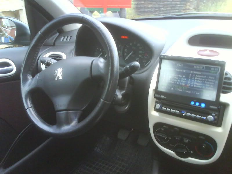 http://i7.photobucket.com/albums/y267/spraYcanE/Peugeot%20206/Interior/Instrumentpanel/DSC01155.jpg