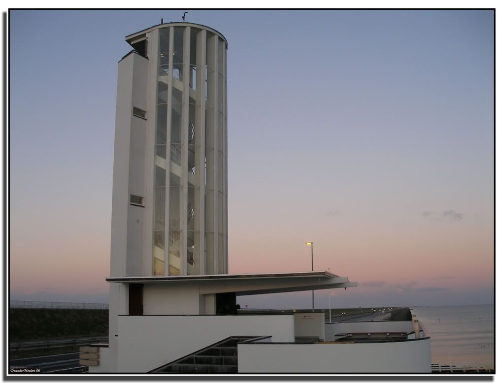 [img width=636 height=483]http://i7.photobucket.com/albums/y270/jemoer/HetMonumentAfsluitdijk12-16-2006.jpg[/img]