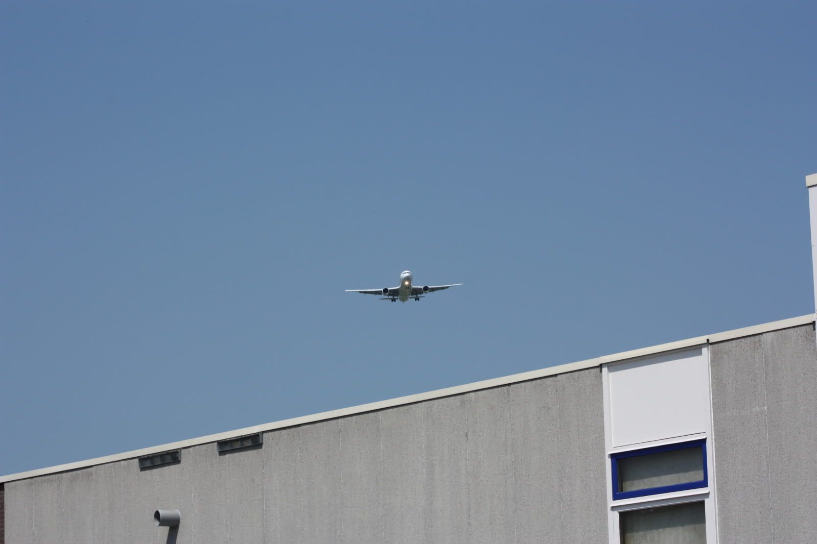 [img width=1024 height=683]http://i7.photobucket.com/albums/y270/jemoer/Schiphol%20Amsterdam%20Airport%20and%20surroundings%202010/IMG_1260.jpg[/img]