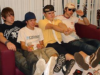 <img:http://i7.photobucket.com/albums/y277/Danny_Jones/TompointingDannyDougiedrinkingnHarry.jpg>