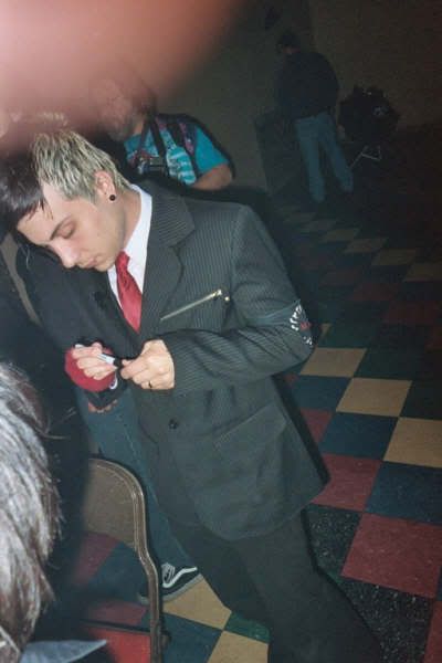 <img:http://i7.photobucket.com/albums/y277/simple_plan_01_fan/frankiesigning.jpg>