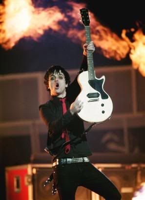 <img:http://i7.photobucket.com/albums/y277/simple_plan_01_fan/images471657_BillieJoeArmstrong_GreenDay1.jpg>