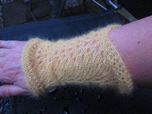 photo Featherandfan_gelbestulpen1kl_zpse1a90a23.jpg