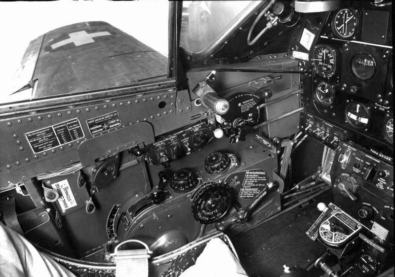 J-2052Cockpit_a.jpg