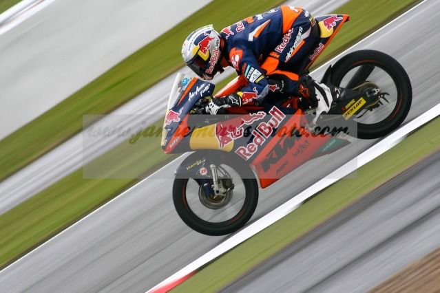 IMAGE: http://i7.photobucket.com/albums/y282/jamieislikemorris/JJUN8903.jpg