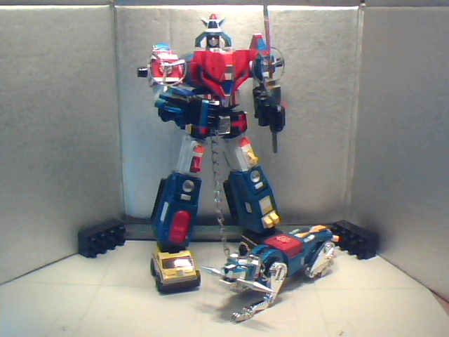 http://i7.photobucket.com/albums/y284/TonyDoGA/My%20Japanese%20Robot%20Toy%20Collection/Dairugger-XV_with_Blue_GoLion.png~original