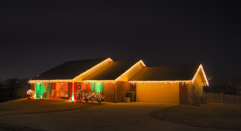 IMAGE: http://i7.photobucket.com/albums/y285/tnrsxs/ChristmasLights08.jpg