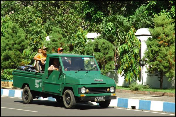 Di jalan ketemu kijang doyok yang kemaren tuh kan masih jalan buat 