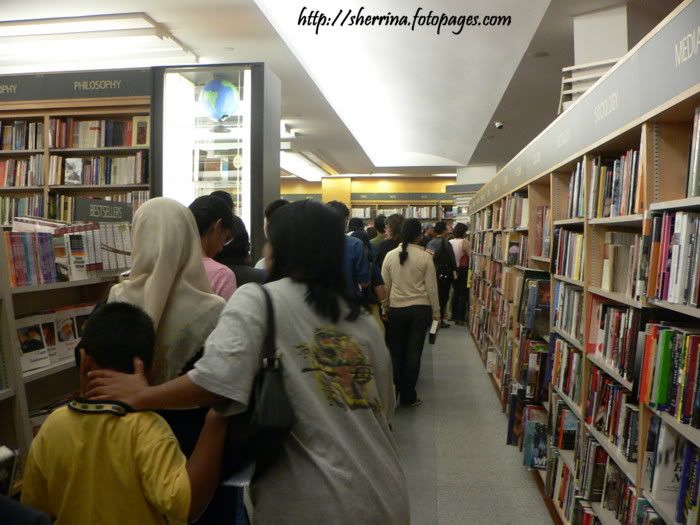 The long queue towards the payment counter