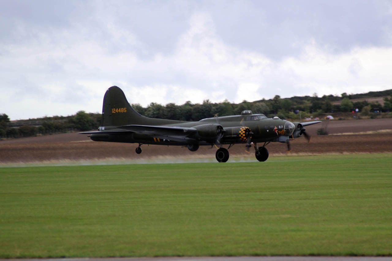 http://i7.photobucket.com/albums/y291/Wonkey_Donkey/Aircraft/20110904%20-%20Duxford%20Autumn%20Airshow/IMG_2748eSM.jpg