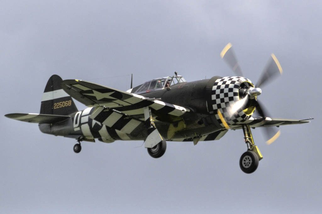 http://i7.photobucket.com/albums/y291/Wonkey_Donkey/Aircraft/20120630%20-%20Duxford%20Flying%20Legends%202012/SnafuLandingSM.jpg
