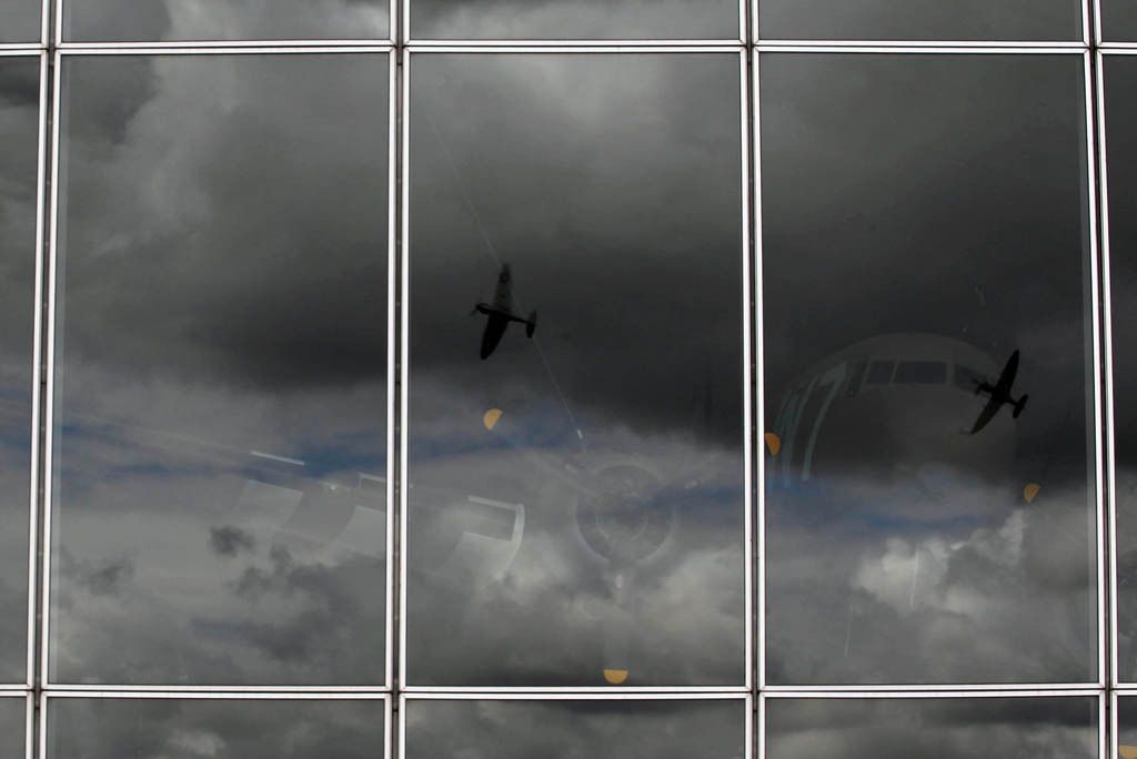 http://i7.photobucket.com/albums/y291/Wonkey_Donkey/Aircraft/20120630%20-%20Duxford%20Flying%20Legends%202012/SpitsWindow.jpg