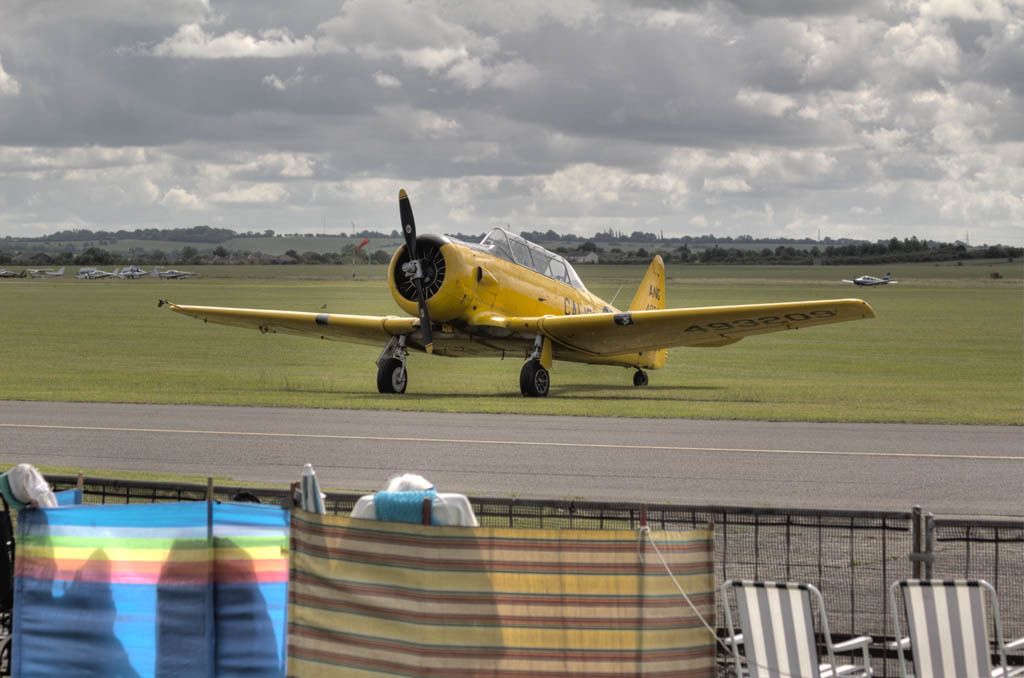 http://i7.photobucket.com/albums/y291/Wonkey_Donkey/Aircraft/20120630%20-%20Duxford%20Flying%20Legends%202012/YellowHarvardParkedSM.jpg