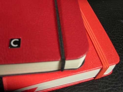 Detail of elastic and corners of planners Cartesio features a rounded elastic that is seated in notches in the cover that keep the strap aligned. Moleskine features a flat elastic strap that is thinner and lays flat on surfaces.