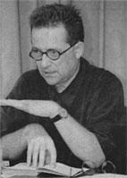 Joaquim Manuel Magalhães nasceu em 1945 no Peso da Régua.