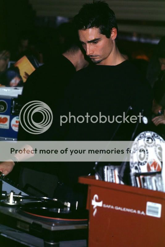 http://i7.photobucket.com/albums/y281/bsb-nevergone/02%20may/Partying%20at%20Disco%20Empire/002.jpg?t=1191528158